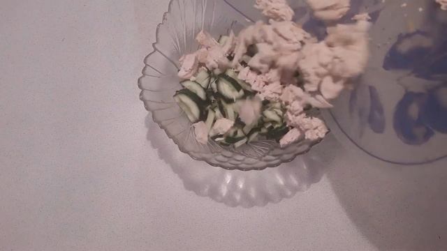 Вкуснейший салат со свежим огурцом и курицей. смотреть онлайн