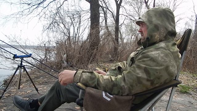 Плотва размером с «БАТОН»!!! Фидерная рыбалка на Днепре весной в апреле 2022 г. смотреть онлайн