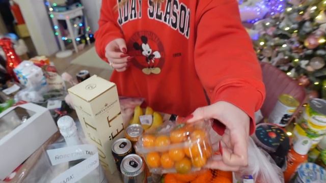 Vlogmas 30 ЗАКУПИЛИСЬ К НОВОГОДНЕМУ СТОЛУ И УЖЕ НАЧИНАЕМ ГОТОВИТЬ ! смотреть онлайн