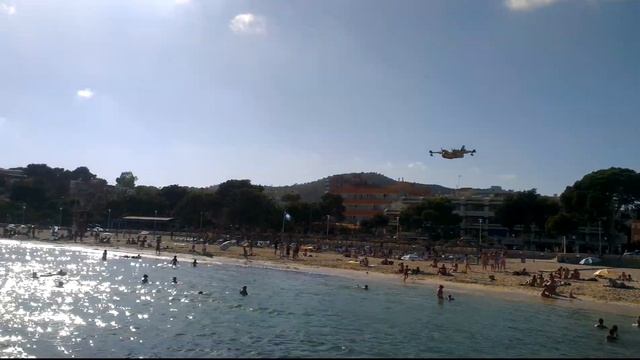 Fire plane skims holiday makers on jetty, majorca смотреть онлайн