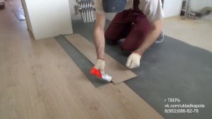 Укладка ламината. Герметизация. Обработка швов гелем.