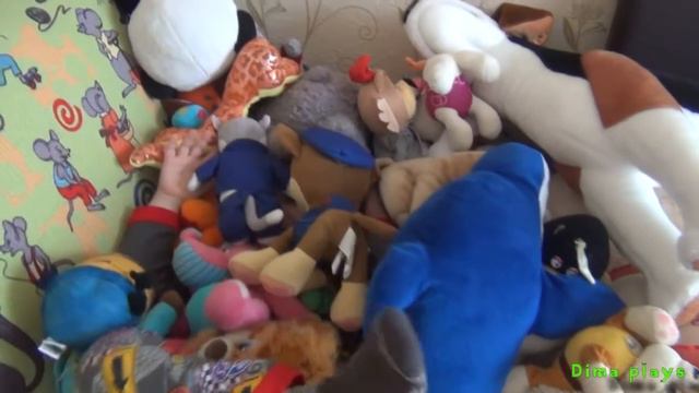 Много мягких игрушек. Many soft toy's смотреть онлайн