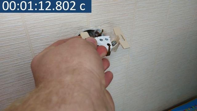 Как поменять розетку под напряжением за 3 минуты с заземлением|Замена розетки своими руками смотреть онлайн