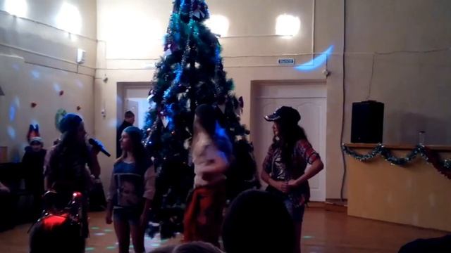 Новогоднее выступление. Участвует Диана. Современные бабки Ёжки танцуют зажигательный танец. смотреть онлайн