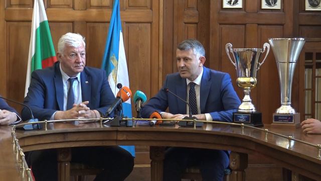 Кметът Здравко Димитров посрещна 9 кратните шампиони от ВК "Марица" Пловдив, община П-в - 20.04.202 смотреть онлайн