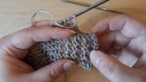 Бактус спицами с ажурной каймой.