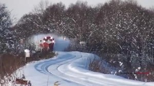 поезда рассекают снег