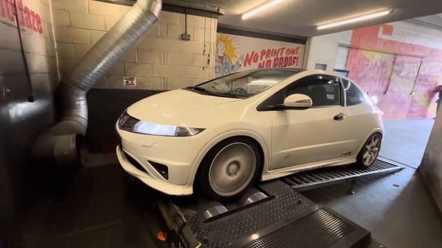 Modified Honda Civic FN2 Type R on Standard Cams is Quick! смотреть онлайн