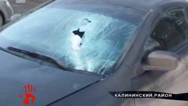 Упавшая с крыши сосулька пробила лобовое стекло автомобиля смотреть онлайн
