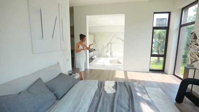 СЕКРЕТНЫЙ ДОМ В МИНИМАЛИЗМЕ! Одноэтажное чудо с бассейном в Москве! Обзор нового дома смотреть онлайн