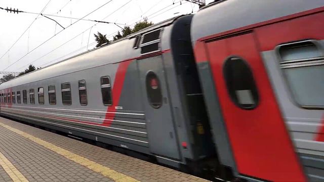 Электровоз ЭП1М-450 вместе с пассажирским поездом проезжают станцию "Сортировочная" без остановки. смотреть онлайн