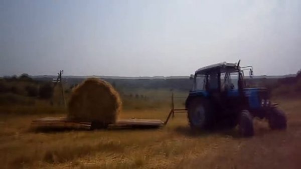 Перевозим тюк Трактор Беларус 920 и телега Tractor Belarus and cart. #vseklevo #синийтрактор