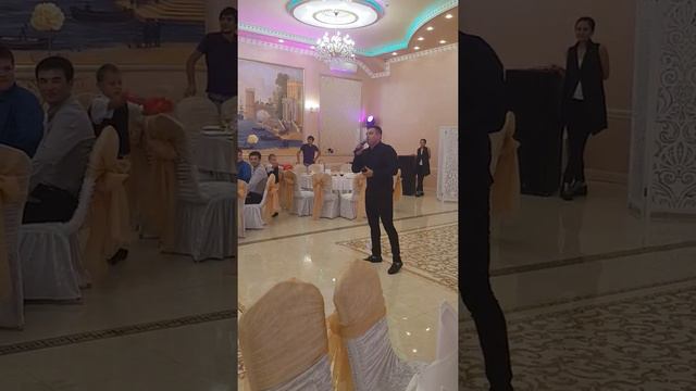 Живой голос.. он прекрасно поет... смотреть онлайн