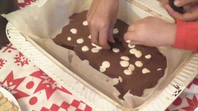 Шоколадный шоколад с шоколадом, крекерами и мини маршмеллоу. Готовят дети. Cooking kids. смотреть онлайн