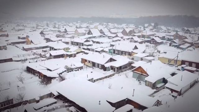 Деньки перед новогодней ночи. На улице ни души. Все готовятся салаты крошат. смотреть онлайн