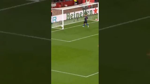 Букайо Сака забивает гол в Лиге чемпионов против «Севильи» смотреть онлайн