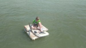 Строим ПЛОТ за 30 минут из ПАЛОК И ПЕНОПЛАСТА!