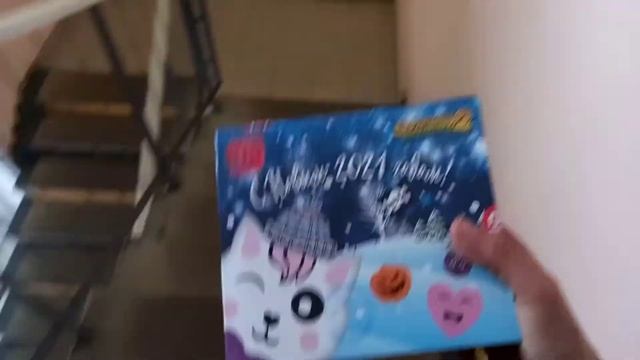 Магнит дарит новогоднии подарки детям. смотреть онлайн