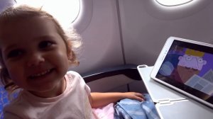 Летим в Пекин Катя показывает свои игры на планшете и кушаем в самолёте затем се