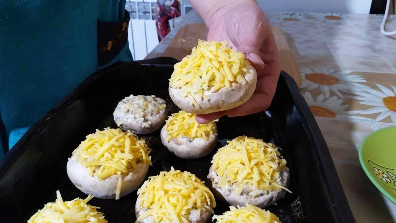 Как приготовить фаршированные шампиньоны запеченные в духовке ? смотреть онлайн