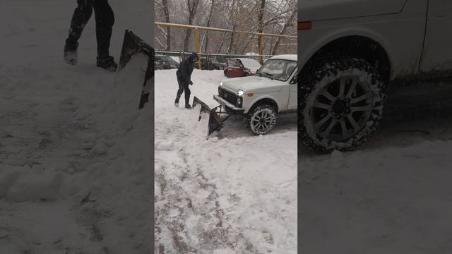 Нива чистит снег! смотреть онлайн