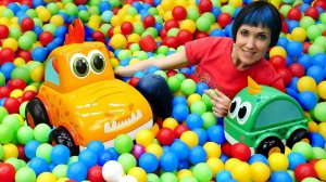 Мультфильмы и машинки Капуки Кануки. Строим ферму и поем песенки про животных. Весёлая школа