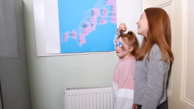 THROWING a DART at a MAP of PARTS and BUYING whatever it lands on Challenge | Ruby and Raylee смотреть онлайн