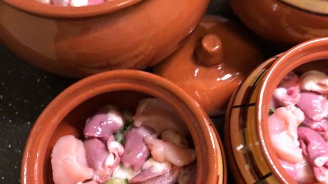 "Горшочек, вари!" Жаркое с куриными сердечками и грибами смотреть онлайн