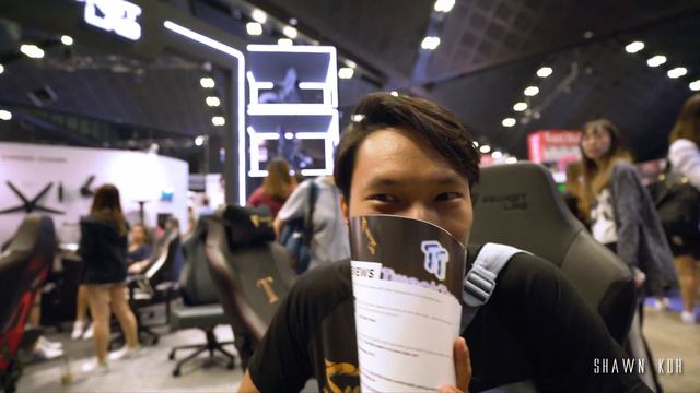 Buying a $500 GAMING CHAIR for my best friend! | 2020 Titan Chair by Secret Lab смотреть онлайн