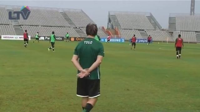 Emmanuel Adebayor joins Togo team mates for training смотреть онлайн