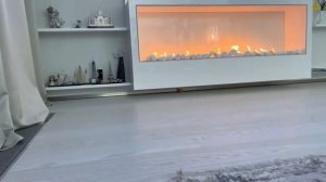 Автоматический белый биокамин в парящей мебели под телевизором