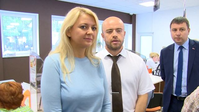 В МФЦ начала работать услуга онлайн-сурдопереводчика для инвалидов по слуху смотреть онлайн