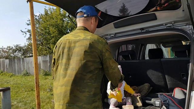 ЗАБАВА - будущий блогер, едет с папой к бабушке заниматься хозяйством. смотреть онлайн
