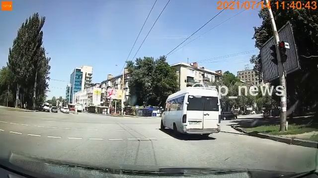 В Запорожье водитель маршрутки поехал на красный цвет светофора смотреть онлайн