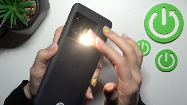 OnePlus 10 Pro - How To Switch On Flashlight