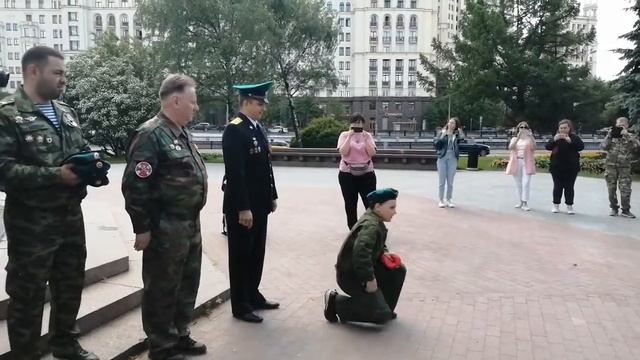 Юнармейцам вручили зелёные береты смотреть онлайн