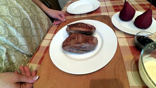 Утиная грудка под вишневым соусом и грушей - Рецепт приготовления смотреть онлайн