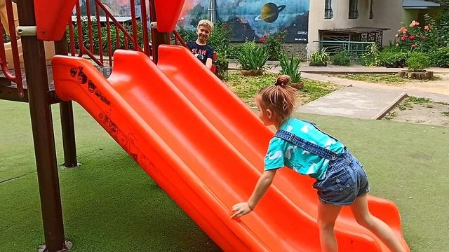Друзья ???????Полина и Макар Играют В Игру "СТОП ЗЕМЛЯ" /Полина Макар смотреть онлайн