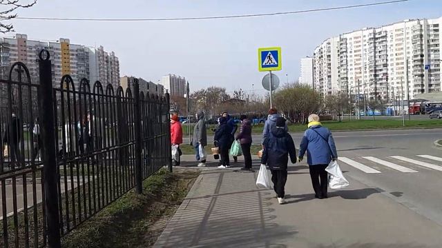 утро, очередь в храм, 15 апреля 2023 года. Москва. Храм ,,Утоли моя печали" смотреть онлайн