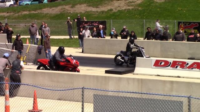 Yamaha VMAX vs Kawasaki Ninja ZX-14 1/4 Mile смотреть онлайн