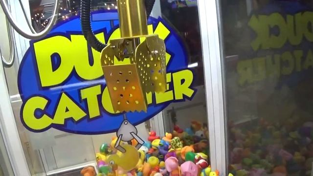 Playing Games in a Bowling Alley Arcade смотреть онлайн