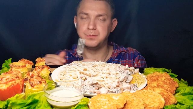 MUKBANG /Искупался /Паста с морепродуктами /Котлеты /Кабачки фаршированные /Мукбанг #обжор #роллы смотреть онлайн