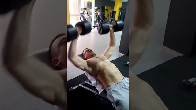 Жим гантелей на наклонной скамье, вес гантелей 2х40кг смотреть онлайн