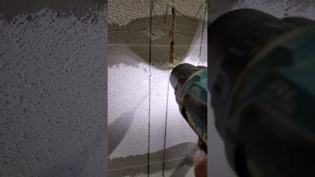 лайфхак: делаем штробу в газосиликате с помощью шуруповёрта.