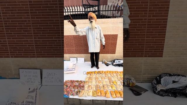 ? ਗੁਰਪੁਰਬ ਤੇ ਕਿਤਾ ਨੇਕ ਕੰਮ ?? | *Old Man Selling Food*?| Hardworking *BAAPU JI*? | GaviTube смотреть онлайн