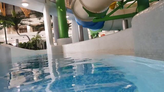 Аквапарк в Новосибирске. Плывём вниз по течению смотреть онлайн