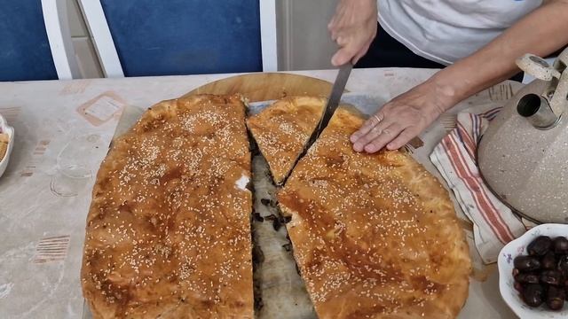 Большой пирог с мясо и грибами