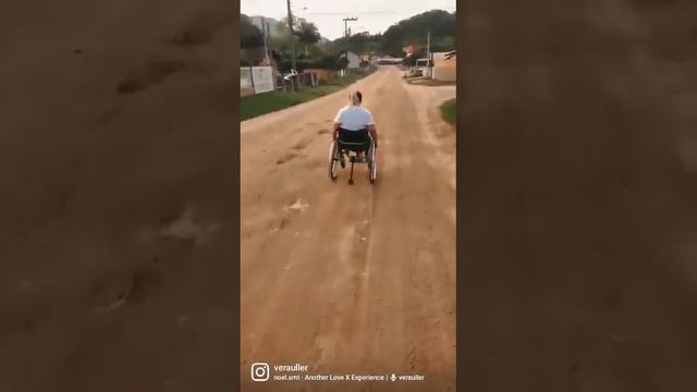 Vera e sua cadeira de rodas em rua sem calçamento. смотреть онлайн