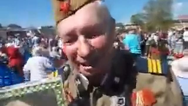 Бессмертный_Полк# в Костроме "Я хожу 50 лет с портретом отца и с гармошкой..." смотреть онлайн