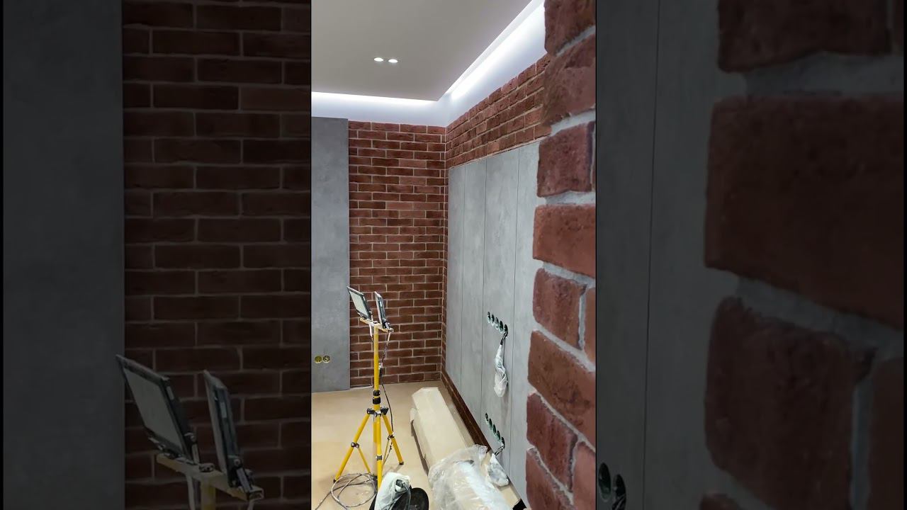 Оформление зоны за ТВ декоративной штукатуркой под микробетон #дизайнерскийремонт #жкостров смотреть онлайн